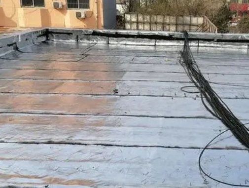 乌兰卫生间漏水维修公司分享下乌兰屋面楼顶防水刚性防水层施工要点。